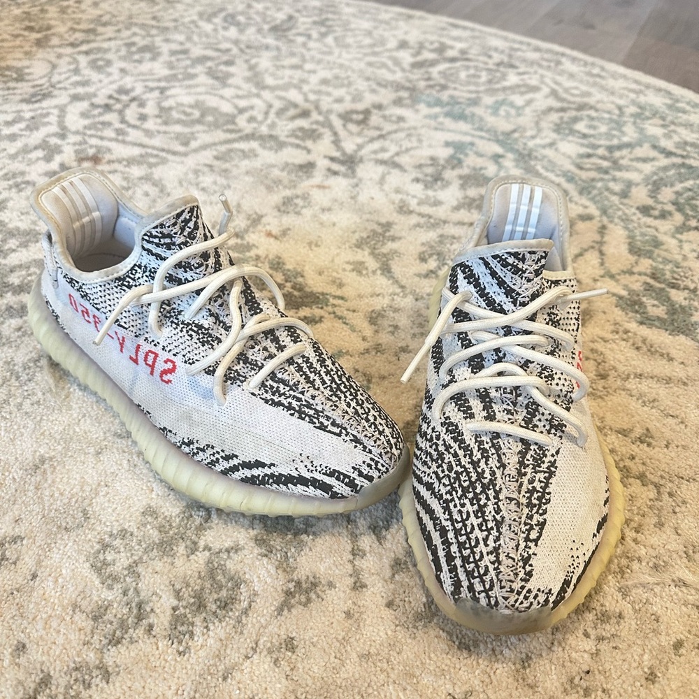 adidas Yeezy Boost 350 V2
Zebra